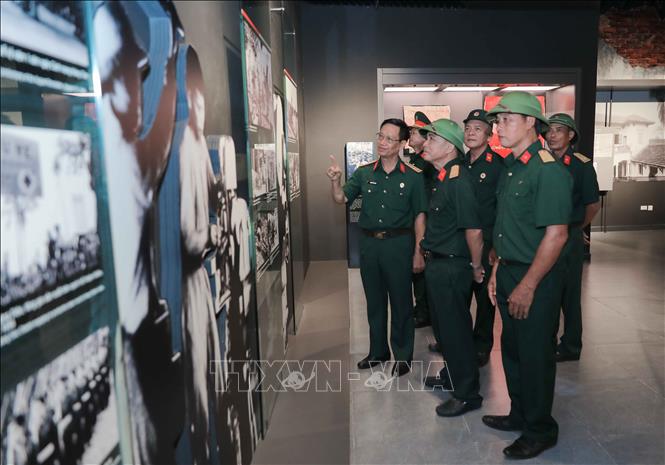 Nhiều cựu chiến binh từ khắp mọi miền tổ quốc xúc động, thích thú tìm hiểu và ôn lại ký ức hào hùng qua các hiện vật quý giá tại Bảo tàng Lịch sử Quân sự Việt Nam. Ảnh: Phan Phương – TTXVN