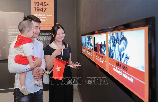Rất đông người dân và du khách đến tham quan Bảo tàng Lịch sử Quân sự Việt Nam dịp Lễ Quốc khánh 2/9. Ảnh: Phan Phương – TTXVN 