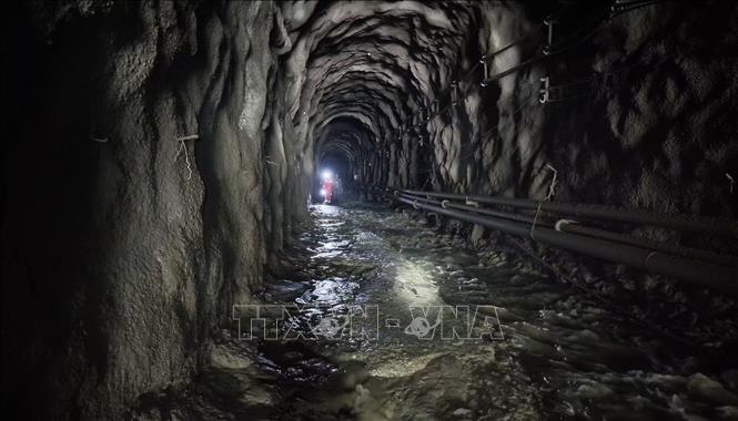 Lực lượng cứu hộ tìm kiếm nạn nhân mắc kẹt trong một đường hầm gần thành phố Bidur, huyện Nuwakot, Nepal, ngày 30/8/2026. Ảnh: THX/TTXVN phát