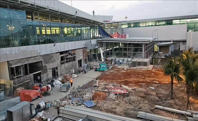 Khởi công từ ngày 15/9/2025, toàn công trường hiện huy động hơn 6.000 kỹ sư, công nhân làm việc liên tục theo “3 ca, 4 kíp”. Ảnh: Trịnh Hồng – TTXVN
