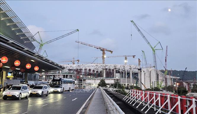 Là dự án trọng điểm phục vụ APEC 2027 tại đặc khu Phú Quốc (tỉnh An Giang), dự án đầu tư mở rộng Cảng Hàng không quốc tế Phú Quốc do Sun Group làm nhà đầu tư đang được đẩy nhanh tiến độ. Ảnh: Trịnh Hồng – TTXVN
