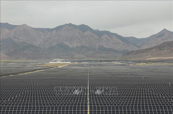 Tổ hợp dự án lưu trữ năng lượng điện Mặt Trời và sản xuất hydro bằng điện Mặt Trời tại thành phố Đức Lệnh Cáp, tỉnh Thanh Hải, Tây Bắc Trung Quốc, ngày 8/7/2026. Ảnh: THX/TTXVN phát
