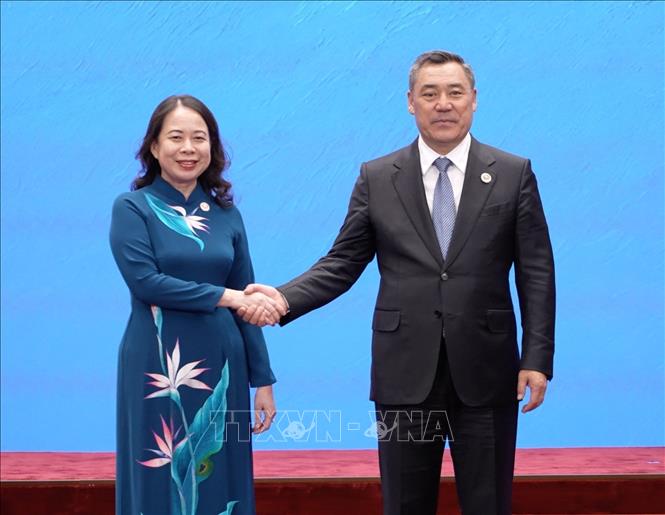 Tổng thống Kyrgystan Sadyr Japarov đón Phó Chủ tịch nước Võ Thị Ánh Xuân dự Hội nghị SCO Plus. Ảnh: Tâm Hằng - PV TTXVN tại SNG