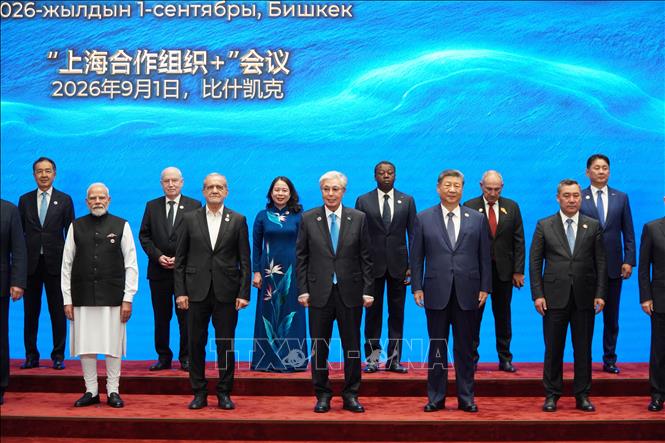 Tổng thống Kyrgystan Sadyr Japarov và Phó Chủ tịch nước Võ Thị Ánh Xuân cùng các Trưởng đoàn chụp ảnh chung. Ảnh: Tâm Hằng - PV TTXVN tại SNG
