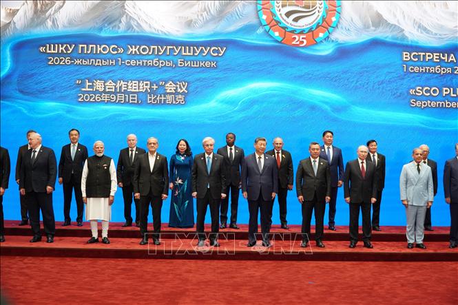 Tổng thống Kyrgystan Sadyr Japarov và Phó Chủ tịch nước Võ Thị Ánh Xuân cùng các Trưởng đoàn chụp ảnh chung. Ảnh: Tâm Hằng - PV TTXVN tại SNG