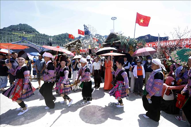Đồng bào dân tộc Mông trình diễn múa khèn tại Tuần Văn hóa - Du lịch Mộc Châu năm 2026. Ảnh: Quang Quyết - TTXVN