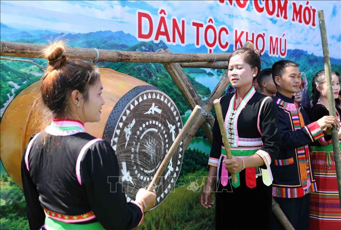 Tiếng trống tiếng chiêng liên tục được vang lên cho suốt lễ hội. Ảnh: Quý Trung - TTXVN