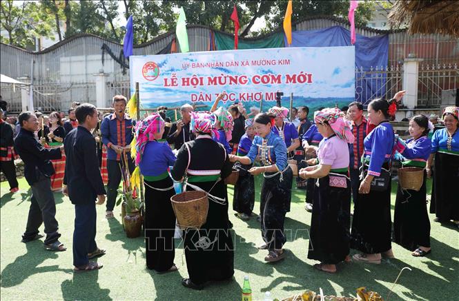 Nghi thức phát lộc cho những người tham gia Lễ hội. Ảnh: Quý Trung - TTXVN