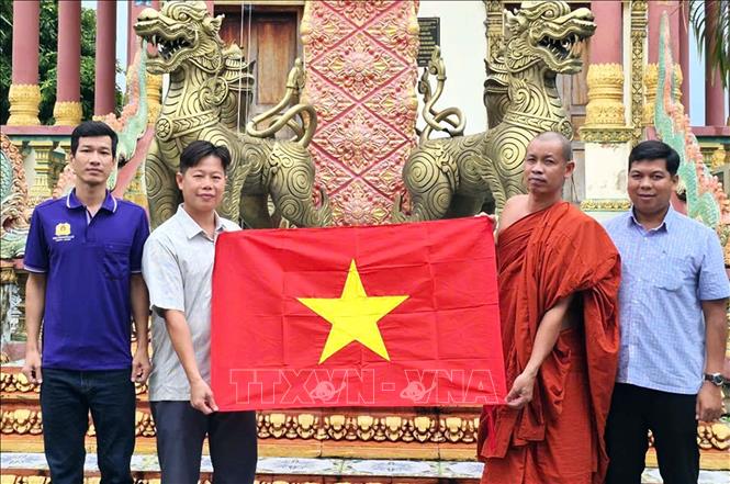 Công an Cà Mau trao tặng quốc kỳ cho các tổ chức cơ sở tôn giáo trên địa bàn tỉnh. Ảnh: TTXVN phát