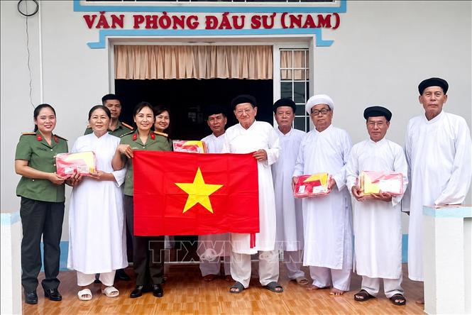 Công an Cà Mau trao tặng quốc kỳ cho các tổ chức cơ sở tôn giáo trên địa bàn tỉnh. Ảnh: TTXVN phát