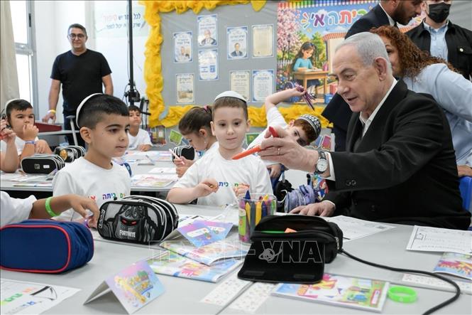 Thủ tướng Israel Benjamin Netanyahu và các học sinh tại Trường Benzion Netanyahu ở Ramle. Ảnh: TTXVN phát