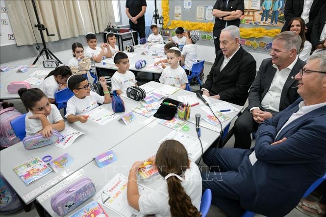 Thủ tướng Israel Benjamin Netanyahu khai giảng năm học 2026–2027 tại Trường Benzion Netanyahu ở Ramle, cùng với Bộ trưởng Giáo dục Yoav Kisch, Thị trưởng Ramle Michael Vidal. Ảnh: TTXVN phát