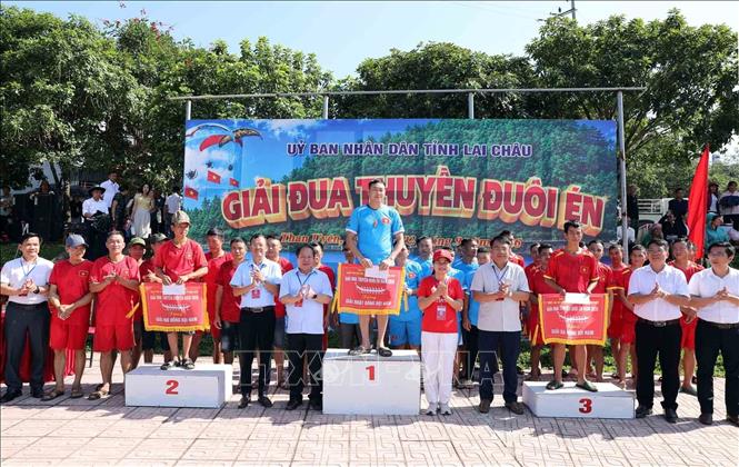 Phó Chủ tịch Thường trực UBND tỉnh Lai Châu, Tống Thanh Hải cùng các đồng chí lãnh đạo trao giải Nhất, Nhì, Ba toàn đoàn đồng đội giải đua thuyền đuôi én dành cho nam. Ảnh: Quý Trung - TTXVN