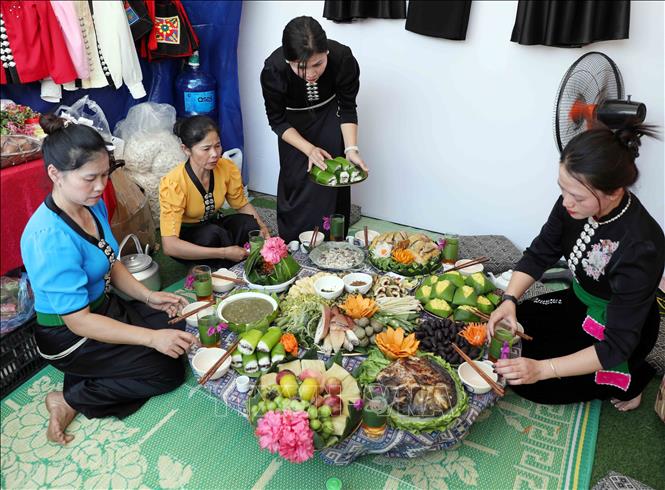 Các thành viên sắp xếp mâm ẩm thực chuẩn bị cho cuộc thi. Ảnh: Quý Trung - TTXVN
