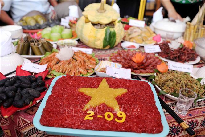 Nhiều mâm ẩm thực được chế biến sắp xếp bắt mắt chào mừng Tết độc lập và Quốc khánh 2/9. Ảnh: Quý Trung - TTXVN