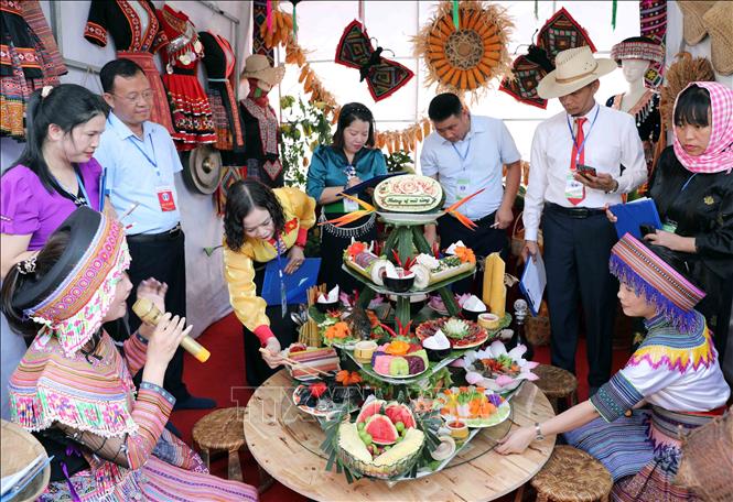 Các thành viên trình bày giới thiệu về các món ẩm thực tại cuội thi. Ảnh: Quý Trung - TTXVN