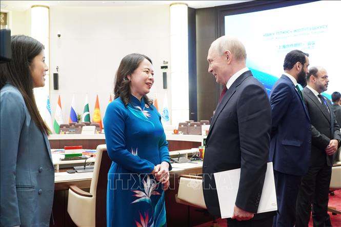 Vice President Vo Thi Anh Xuan meets with Russian President Vladimir Putin. VNA Photo: Tâm Hằng