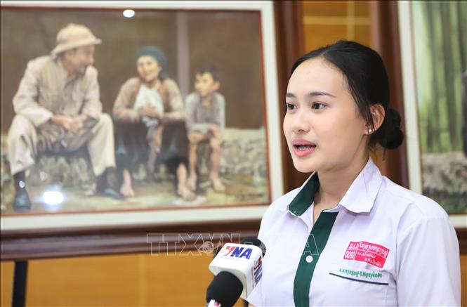 Em Namthip Keovongphet, học sinh lớp 11 Trường Song ngữ Lào - Việt Nam Nguyễn Du, chia sẻ cảm nhận khi tham quan Triển lãm. Ảnh: Xuân Tú - PV TTXVN tại Lào