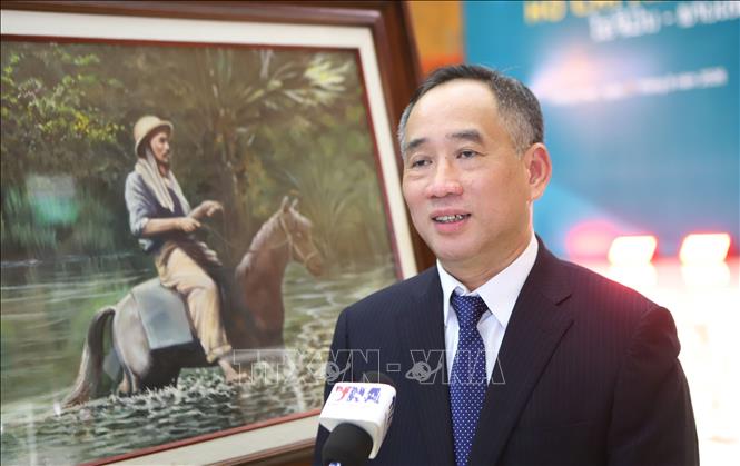 Giám đốc Bảo tàng Mỹ thuật Việt Nam Nguyễn Anh Minh đánh giá về giá trị nghệ thuật và tư tưởng của các bức họa tại Triển lãm. Ảnh: Xuân Tú - PV TTXVN tại Lào