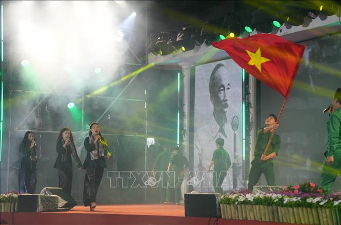 Xuyên suốt chương trình là những ca khúc cách mạng vẻ vang, ca ngợi tình yêu quê hương, đất nước. Ảnh: Nguyễn Dũng - TTXVN
