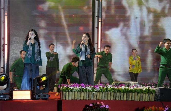 Các nghệ sỹ biểu diễn phục vụ khán giả trong thời tiết mưa lạnh của Đà Lạt vào tối 1/9. Ảnh: Nguyễn Dũng - TTXVN
