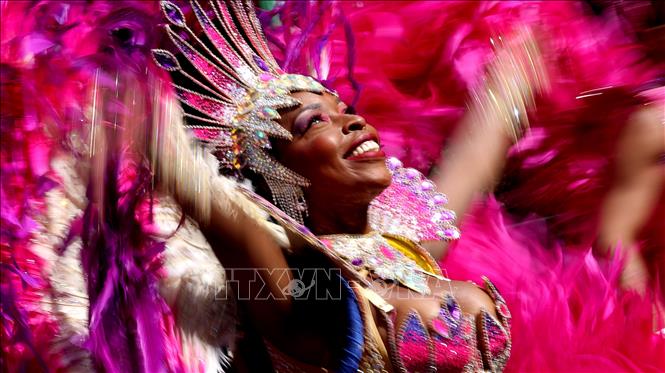 Vũ công tham gia lễ hội hóa trang Notting Hill tại London, Anh, ngày 31/8/2026. Ảnh: THX/TTXVN phát