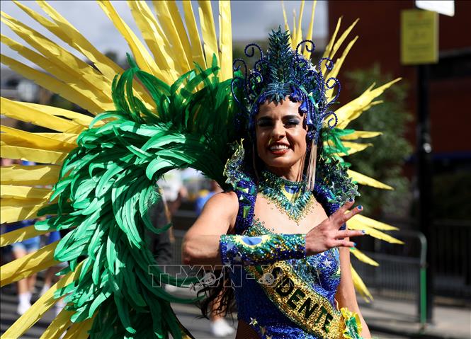 Vũ công tham gia lễ hội hóa trang Notting Hill tại London, Anh, ngày 31/8/2026. Ảnh: THX/TTXVN phát