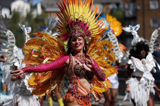 Vũ công tham gia lễ hội hóa trang Notting Hill tại London, Anh, ngày 31/8/2026. Ảnh: THX/TTXVN phát