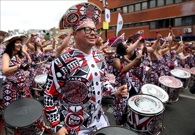 Đoàn diễu hành tại lễ hội hóa trang Notting Hill ở London, Anh, ngày 31/8/2026. Ảnh: THX/TTXVN phát