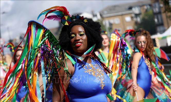 Vũ công tham gia lễ hội hóa trang Notting Hill ở London, Anh, ngày 31/8/2026. Ảnh: THX/TTXVN phát