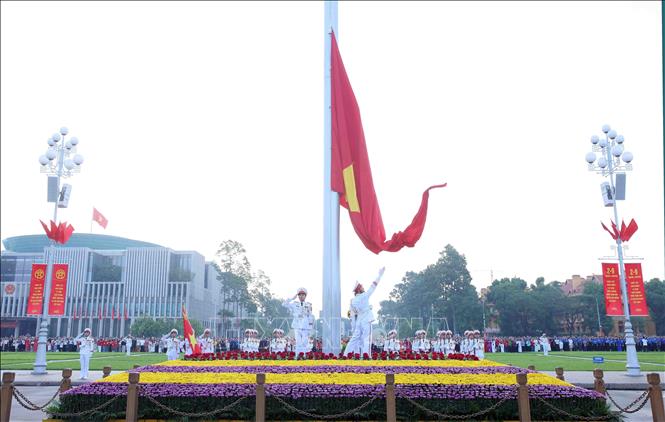 Đúng 6 giờ, chiến sĩ đội nghi lễ tung cờ và Quốc kỳ được kéo lên cột cờ cao 29 m trong không khí trang nghiêm. Ảnh: Phạm Kiên – TTXVN

