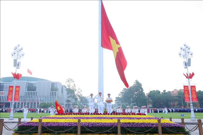 Khi Quốc ca vang lên, cũng là lúc lá cờ Tổ quốc tung bay trên Quảng trường Ba Đình lịch sử. Ảnh: Phạm Kiên – TTXVN

