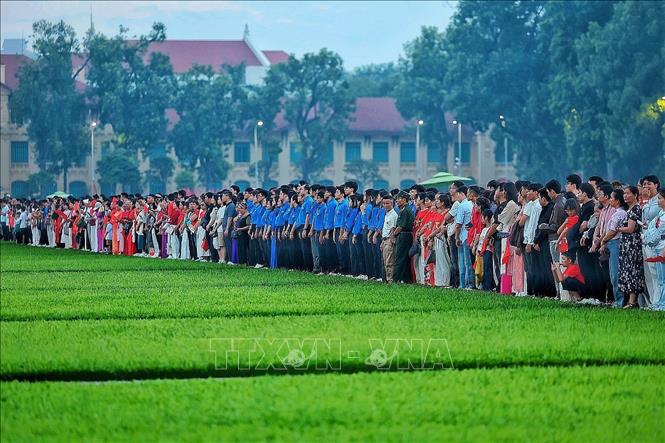 Đông đảo người dân đứng trang nghiêm quanh Quảng trường Ba Đình, cùng hướng về lá Quốc kỳ trong thời khắc diễn ra Lễ Thượng cờ sáng 2/9. Ảnh: Phạm Tuấn Anh - TTXVN