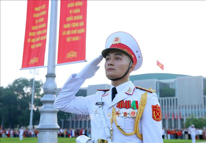 Lễ Thượng cờ được tổ chức trang nghiêm nhân kỷ niệm 81 năm Cách mạng Tháng Tám (19/8/1945 – 19/8/2026) và Quốc khánh nước Cộng hòa xã hội chủ nghĩa Việt Nam (2/9/1945 – 2/9/2026). Ảnh: Phạm Kiên - TTXVN