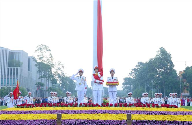 Đúng 6 giờ, Quốc kỳ được kéo lên cột cờ cao 29 m trong không khí trang nghiêm. Ảnh: Phạm Kiên – TTXVN
