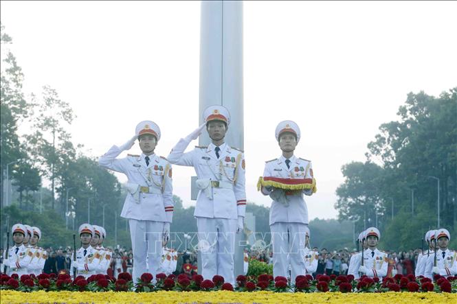 Lễ Thượng cờ được tổ chức trang nghiêm nhân kỷ niệm 81 năm Cách mạng Tháng Tám (19/8/1945 – 19/8/2026) và Quốc khánh nước Cộng hòa xã hội chủ nghĩa Việt Nam (2/9/1945 – 2/9/2026). Ảnh: Phạm Kiên - TTXVN