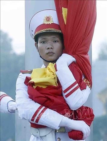 Quốc ca vang lên trên Quảng trường Ba Đình, chiến sĩ giữ Quốc kỳ chờ hiệu lệnh. Ảnh: Phạm Kiên – TTXVN