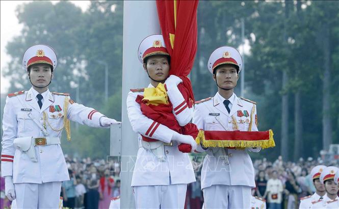 Quốc ca vang lên trên Quảng trường Ba Đình, chiến sĩ giữ Quốc kỳ chờ hiệu lệnh. Ảnh: Phạm Kiên – TTXVN