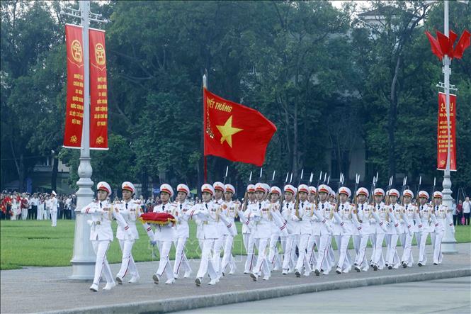 Đội hình thực hiện nghi lễ gồm 37 cán bộ, chiến sĩ. Dẫn đầu là đội Quân kỳ quyết thắng, đi sau là 34 chiến sĩ tiêu binh tượng trưng cho 34 chiến sĩ đầu tiên của Đội Việt Nam tuyên truyền giải phóng quân, tiền thân của Quân đội Nhân dân Việt Nam. Ảnh: Phạm Kiên – TTXVN

