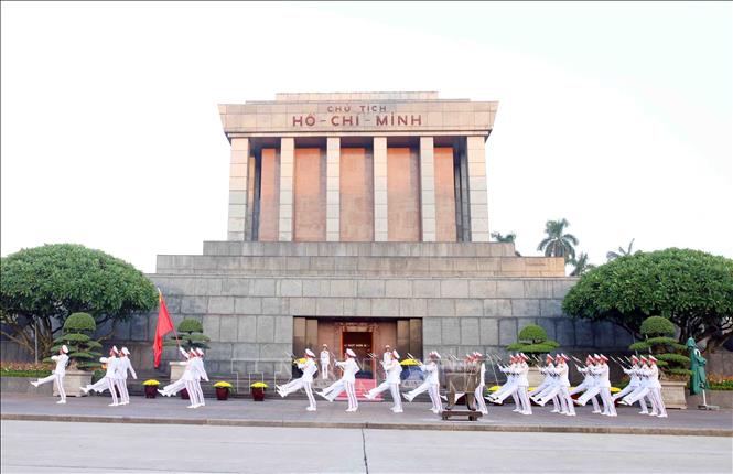 Sau khi hoàn thành Lễ Thượng cờ, đội tiêu binh duyệt binh qua Lăng Chủ tịch Hồ Chí Minh. Ảnh: Phạm Kiên – TTXVN