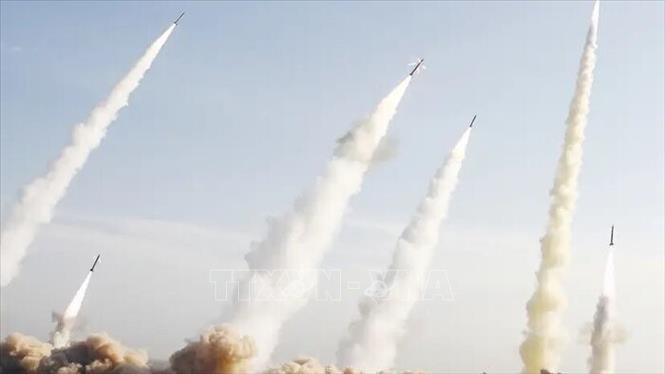 IRGC khẳng định đây là giai đoạn thứ 29 của chiến dịch quy mô lớn mang tên “Chiến dịch Sấm sét” nhằm đáp trả những cuộc không kích của Mỹ vào các mục tiêu chiến lược của Iran trong đêm 1/9. Ảnh: IRNA/TTXVN phát