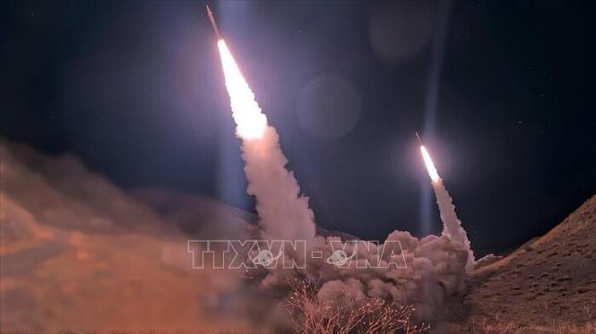 IRGC khẳng định đây là giai đoạn thứ 29 của chiến dịch quy mô lớn mang tên “Chiến dịch Sấm sét” nhằm đáp trả những cuộc không kích của Mỹ vào các mục tiêu chiến lược của Iran trong đêm 1/9. Ảnh: IRNA/TTXVN phát