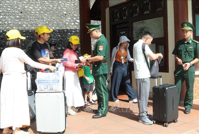 Bộ đội Biên phòng cửa khẩu quốc tế Hữu Nghị kiểm soát thủ tục xuất nhập cảnh khu vực mốc 1116. Ảnh: Quang Duy -  TTXVN
