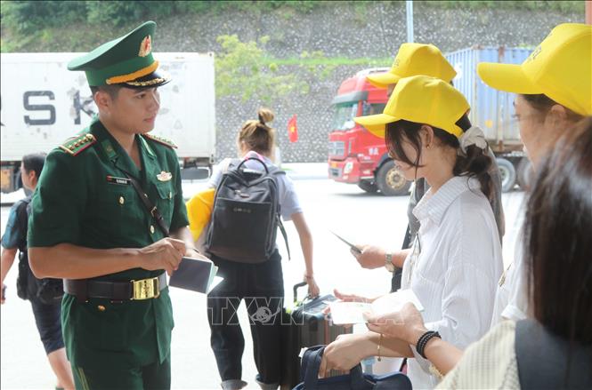 Bộ đội Biên phòng cửa khẩu quốc tế Hữu Nghị kiểm soát thủ tục xuất nhập cảnh khu vực mốc 1116. Ảnh: Quang Duy -  TTXVN
