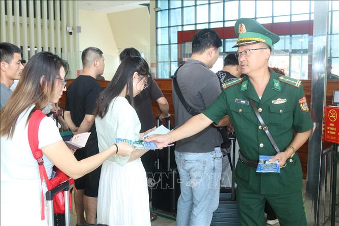 Bộ đội Biên phòng cửa khẩu quốc tế Hữu Nghị phát tờ rơi tuyên truyền pháp luật biên giới tới hành khách xuất nhập cảnh. Ảnh: Quang Duy – TTXVN
