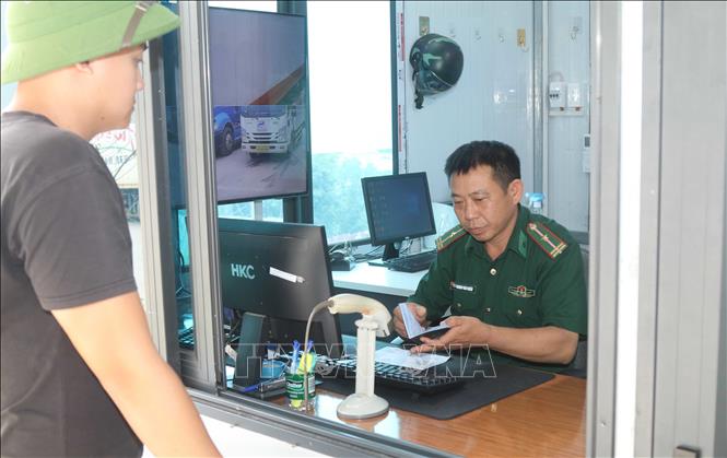 Lực lượng Bộ đội Biên phòng cửa khẩu Tân Thanh kiểm soát, xử lý thủ tục tại khu vực kiểm tra xuất nhập cảnh (khu vực mốc 1088/2-1089). Ảnh: Quang Duy -  TTXVN
