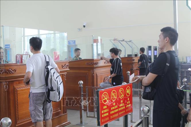 Hành khách xếp hàng chờ làm thủ tục xuất cảnh qua cửa khẩu quốc tế Hữu Nghị. Ảnh: Quang Duy – TTXVN