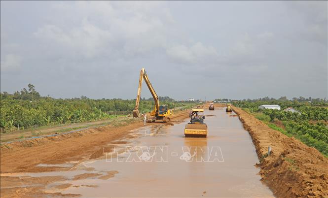 Gói thầu 43 dài khoảng 7km do Công ty Cổ phần Đầu tư và Giao thông Phương Thành đảm nhận mới ở giai đoạn dỡ tải, rải đá bây, chưa thể tiến hành thảm nhựa mặt đường. Ảnh: Công Mạo - TTXVN