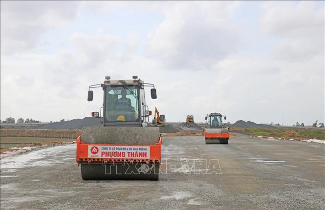 Công ty Cổ phần Đầu tư và Giao thông Phương Thành huy động phương tiện, máy móc và “tăng ca, tăng kíp” thi công cả những ngày nghỉ lễ để bù tiến độ. Ảnh: Công Mạo - TTXVN