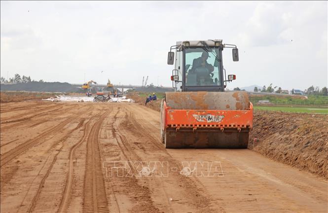 Trong 4 gói thầu Dự án cao tốc Châu Đốc - Cần Thơ - Sóc Trăng giai đoạn 1, đoạn qua địa bàn tỉnh An Giang chỉ có gói thầu 43 do Công ty Cổ phần Đầu tư và Giao thông Phương Thành đảm nhận đang chậm tiến độ, chỉ mới đạt 75,68%, chậm 0,23% kế hoạch được giao. Ảnh: Công Mạo-TTXVN